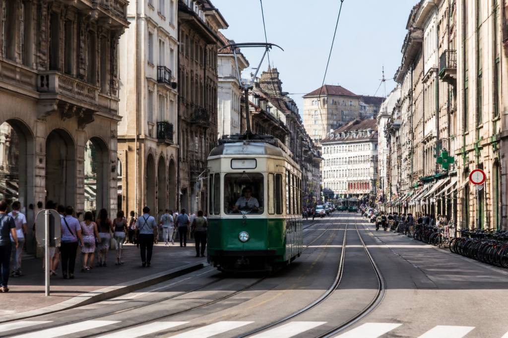 Historische straßenbahn in Basel: Zwischen Verkehrsgeschichte und urbaner Erinnerung